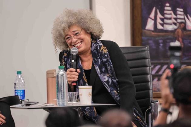 Berühmte Feministinnen, Angela Davis February 16, 2022, Wilmington, Delaware, United States: ANGELA DAVIS an American political activist, philosopher, academic, scholar, and author gives remarks during a candid discussion Thursday, February 10, 2022, during The Living Legend Series at The Wilmington Library in Wilmington, DE. ..Angela Davis signed copies of her autobiography while at the library. Wilmington United States - ZUMAs124 20220216_zap_s124_003 Copyright: xSaquanxStimpsonx
