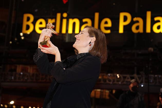 Carla Simon, die Preisträgerin und Gewinnerin vom Goldenen Bär für ihren Film Alcarras beim Fototermin am Berlinale Palast vom International Film Festival Berlinale am 16.02.2022 in Berlin Berlinale 2022- Gewinner Photo Call