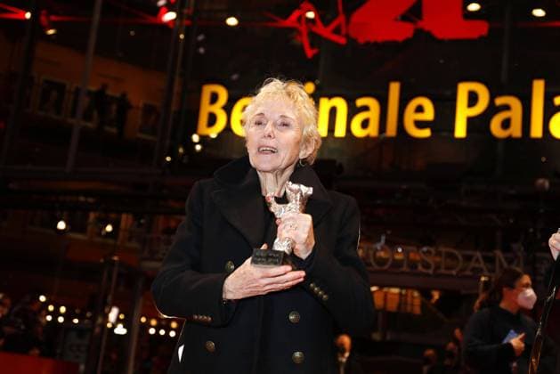 Entertainment Bilder des Tages Claire Denis, die Preisträgerin und Gewinnerin (Silberner Bär Beste Regie für den Film Avec amour et acharnement (Both Sides of the Blade) beim Fototermin am Berlinale Palast vom International Film Festival Berlinale am 16.02.2022 in Berlin Berlinale 2022- Gewinner Photo Call
