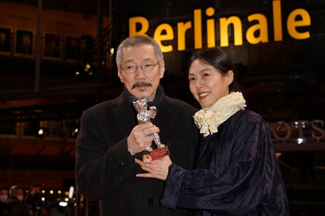 Hong Sang-soo, und im Min-hee mit dem silbernen Bär Großer Preis der Jury für The Novelist s Film So-seol-ga-ui Yeong-hwa bei der Closing Ceremony mit Preisverleihung auf der Berlinale 2022 72. Internationale Filmfestspiele Berlin im Berlinale Palast. Berlin, 16.03.2022 Foto:xF.xKernx xFuturexImage