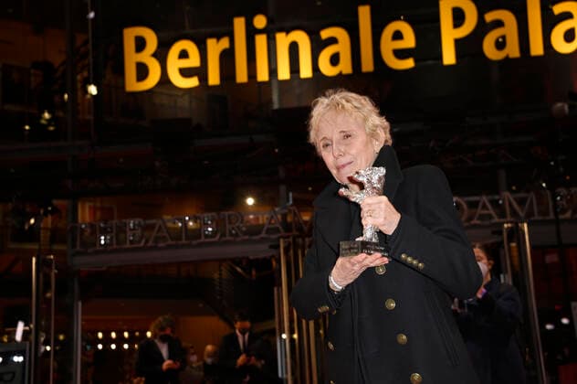 Claire Denis mit dem silberner Bär für die beste Regie bei Avec amour et acharnement Both Sides of the Blade bei der Closing Ceremony mit Preisverleihung auf der Berlinale 2022 72. Internationale Filmfestspiele Berlin im Berlinale Palast. Berlin, 16.03.2022 Foto:xF.xKernx xFuturexImage