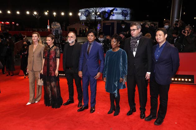 Entertainment Bilder des Tages Connie Nielsen, Anne Zohra Berrached, Karim Ainouz, M. Night Shyamalan, Tsitsi Dangarembga, Said Ben Said und Ryusuke Hamaguchi, die Mitglieder der internationalen Jury bei der Ankunft zur Abschluss Feier am Berlinale Palast vom International Film Festival Berlinale am 16.02.2022 in Berlin Berlinale 2022- Abschluss Feier Closing Ceremony
