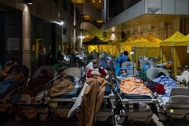Hong Kong s COVID-19 Infections Soar On February 16, 2022, in a temporary shelter outside Caritas Medical Center in Hong Kong, China, a patient lies in a hospital bed waiting for medical treatment. The temperature drops at night. The patient is put on thermal insulation products and medical staff take care of the patient. The Food and Health Bureau confirmed a new record of 4,285 infections, while 7,000 people initially tested positive, a near-record high. At least 12,000 infected people are waiting to be admitted to hospitals as COVID-19 cases overwhelm the public health system. Hong Kong China  Copyright: xLeungxManxHeix originalFilename: manhei-notitle220216_npuH8.jpg