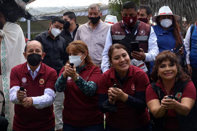 ˜Ajoloton™ Ecologist Project to Preserve the Axolotl Species MEXICO CITY, MEXICO - FEB 16, 2022: Armando Quintero, Judith Vanegas, Berenice Hernandez , Clara Brugada, during the release of Axolotls to preservation of the specie and its habitat as part of ecologist campaign. On February 16, 2022 In Mexico City, Mexico. (Photo by Luis Barron Eyepix Group) Copyright: xLuisxBarronx xEyepixxGroupx EYEPIX_LBE_16022022_55991