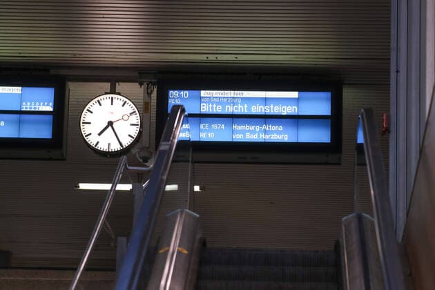 Niedersachsen, Hannover, Sturmtief Ylenia über Hannover, Hauptbahnhof Hannover, Deutsche Bahn stellt Fernverkehr ein, Sturm, Orkan Sturmschaden,
