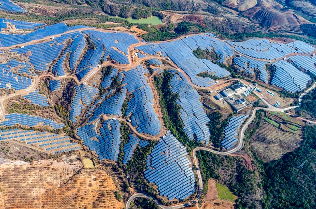 IMAGO Nature: Unsere Erde, Energiequellen, Photovoltaik (220217) -- KUNMING, Feb. 17, 2022 -- Aerial photo taken on Feb. 16, 2022 shows a photovoltaic power station in Yongren County of Chuxiong Yi Autonomous Prefecture, southwest China s Yunnan Province. Taking advantage of its rich solar power resources, Yongren County has invited companies to build photovoltaic power stations, helping create jobs and boost income for local villagers. Right now, over 112 photovoltaic stations have been built countywide, achieving a total output value of 1.6 billion yuan (about 252,640,000 U.S. dollars). ) CHINA-YUNNAN-KUNMING-PHOTOVOLTAIC POWER STATION (CN) ChenxXinbo 