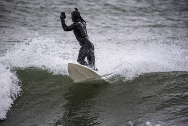 Surfer gleiten auf den Wellen der Ostsee vor der Ostmole im Seebad Warnemünde. Sturmtief Ylenia hält die Einsatzkräfte in Niedersachsen, Schleswig-Holstein, Hamburg und Mecklenburg-Vorpommern in Atem. Der Deutsche Wetterdienst (DWD) gab für die vier Bundesländer amtliche Unwetterwarnungen wegen orkanartiger Böen und Orkanböen der Windstärke 11 und 12 heraus. Rostock Waenemünde Copyright: FrankxHormannx xnordlicht