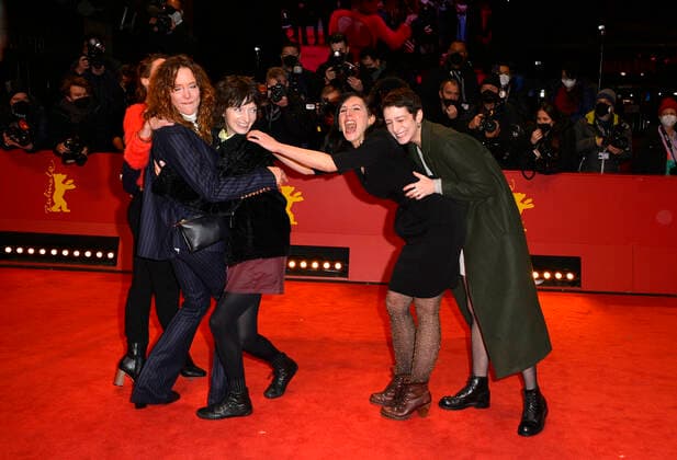 Marie Claude Guerin, Anne Ratte Polle, Larissa Corriveau, Laure Giappiconi und Aude Mathieu Abschluss Feier Berlinale 2022 Berlinale Palast International Film Festival Berlinale 2022 Berlin 16.02.2022