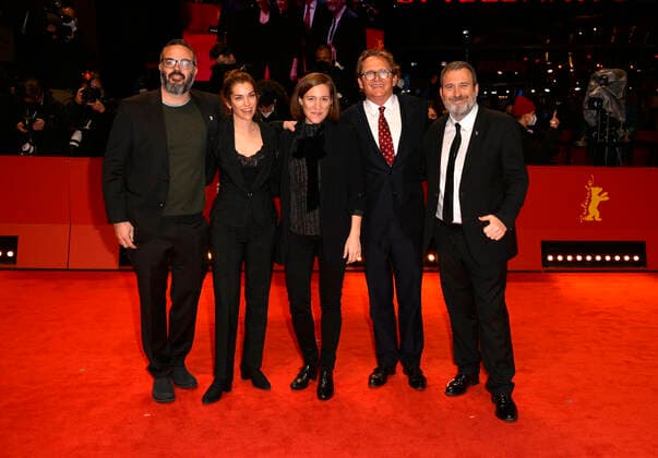 Giovanni Pompili, Maria Zamora, Carla Simon, Stefan Schmitz und Tono Folguera Abschluss Feier Berlinale 2022 Berlinale Palast International Film Festival Berlinale 2022 Berlin 16.02.2022