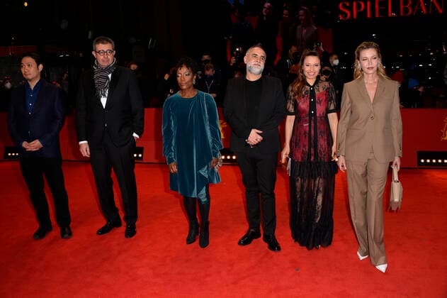 Tsitsi Dangarembga, Anne Zohra Berrached und Connie Nielsen Abschluss Feier Berlinale 2022 Berlinale Palast International Film Festival Berlinale 2022 Berlin 16.02.2022