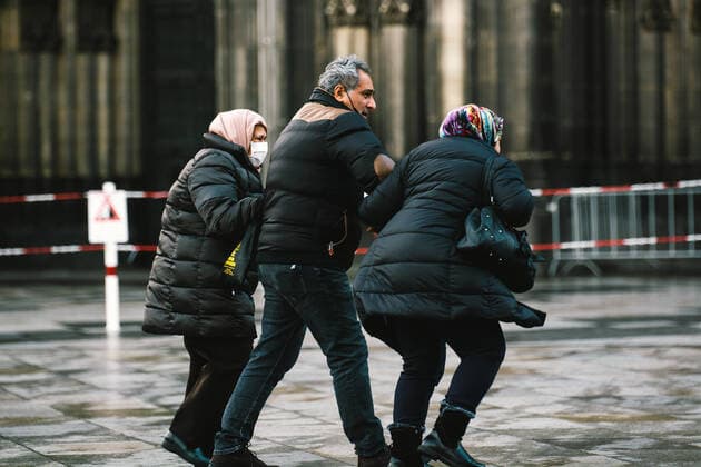 News Bilder des Tages Severe Storm Reaches In Cologne A plant is seen lying on the ground in Cologne as severe storm and high winds slam the northern Germany on Feb 17, 2022 Cologne Germany  Copyright: xYingxTangx originalFilename: tang-notitle220217_npn68.jpg
