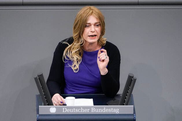 17. Bundestagssitzung und Debatte in Berlin Aktuell,17.02.2022 Berlin, Tessa Ganserer von der Partei Buendnis 90 Die Gruenen im Portrait bei ihrer Rede zum Tagesordnungspunkt Einsetzung des Parlamentarischen Beirats fuer nachhaltige Entwicklung bei der 17. Sitzung des Deutschen Bundestag in Berlin Berlin Berlin Deutschland *** 17 Bundestag session and debate in Berlin News,17 02 2022 Berlin, Tessa Ganserer of the party Buendnis 90 Die Gruenen in portrait during her speech on the agenda item Establishment of the Parliamentary Advisory Council for Sustainable Development at the 17 session of the German Bundestag in Berlin Berlin Germany