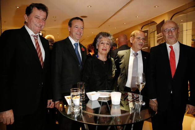 Dr. Jerzy Marganski (Botschafter Polen) Simon McDonald (Botschafter Großbritanien) Gastgeberin Lea Rosh Yakov Hadas-Handelsman (Israelischer Botschafter) und Philippe Etienne (Französischer Botschafter) Charity-Dinner für den Raum der Namen im Holocaust-Denkmal am 4. November 2014 im Hotel Adon in Berlin *** Dr Jerzy Marganski Ambassador Poland Simon McDonald Ambassador Great Britain Hostess Lea Rosh Yakov Hadas HANDELSMAN Israeli Ambassador and Philippe Etienne French Ambassador Charity Dinner for the Room the Names at Holocaust Monument on 4 November 2014 at Hotel Adon in Berlin Copyright: x