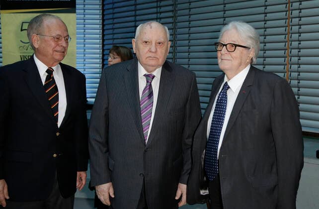 Wolfgang Ischinger Michail Gorbatschow und Roland Dumas (französischer Rechtsanwalt und Politiker) Eröffnung des Symposiums zum Kalten Krieg mit Michail Gorbatschow im Allianz Forum am 8. November 2014 am Pariser Platz in Berlin *** Wolfgang Ischinger Mikhail Gorbachev and Roland Dumas French Lawyer and Politicians Opening of Symposium to cold War with Mikhail Gorbachev at Alliance Forum on 8 November 2014 on Paris Place in Berlin Copyright: x