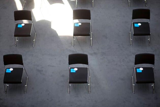 Deutsche Parteien: AfD, Symbolbilder AfD, Bundesversammlung DEU, Deutschland, Germany, Berlin, 13.02.2022 Stuehle fuer Delegierte der AfD, Alternative fuer Deutschland, waehrend der Bundesversammlung am Sonntag den 13. Februar fuer die Wahl des Bundespraesidenten im Paul-Loebe Haus in Berlin. Aufrund der Corona Pandemie wird die Versammliung nicht im Plenarsaal Deutscher Bundestag im Reichstag stattfinden. Die Bundesversammlung wird mit den Stimmen der Bundestagsabgeordneten und weiteren Landesdelegierten den neuen Bundespraesidenten waehlen. en: Chairs for delegets of the right-wing party AfD, Alternative fuer Deutschland, Alternative for Germany, during the Federal Assembly on Sunday, February 13th for the election of the Federal President in the Paul-Loebe House in Berlin,