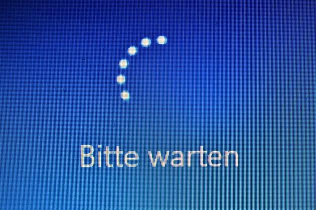 Betriebssystem Microsoft Windows 10. Das - Bitte warten - Symbol verspricht teils lange Ladezeiten und verlangt Geduld vom Computer-User *** Operating system Microsoft Windows 10 The Please wait icon promises partly long loading times and requires patience from the computer user