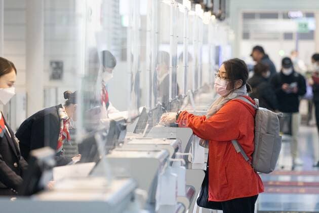 February 17, 2022, Tokyo, Japan: Passenger checks in at the Japan Airlines (JAL) check-in counter inside the International Terminal at Haneda Airport..Japan™s Prime Minister Fumio Kishida announced at his press.Conference on February 17th 2022 that Japan will ease entry.Restrictions for foreign students and business travelers as well as.shorten the quarantine period for all arrivals to three days. Tokyo Japan - ZUMAs197 20220217_zaa_s197_082 Copyright: xStanislavxKogikux