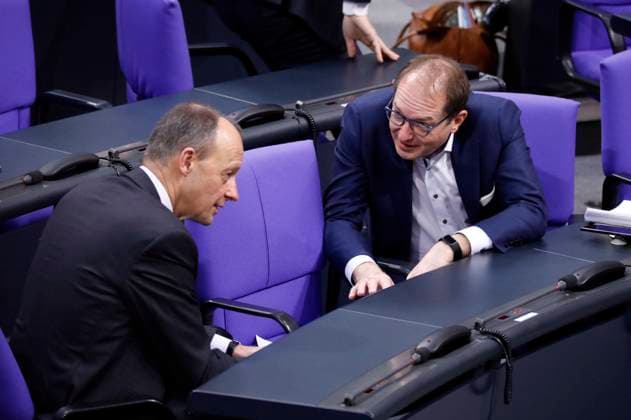 Friedrich Merz und Alexander Dobrindt in der 17. Sitzung des Deutschen Bundestages im Reichstagsgebäude. Berlin, 17.02.2022 Foto:xS.xGabschx xFuturexImage