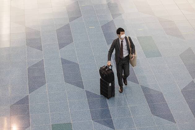 February 17, 2022, Tokyo, Japan: A passenger wearing a face mask walks with his luggage through the departure area of Haneda Airport..Japan™s Prime Minister Fumio Kishida announced at his press.Conference on February 17th 2022 that Japan will ease entry.Restrictions for foreign students and business travelers as well as.shorten the quarantine period for all arrivals to three days. Tokyo Japan - ZUMAs197 20220217_zaa_s197_096 Copyright: xStanislavxKogikux