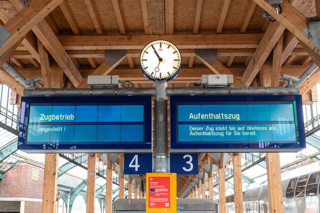 Oldenburg Sturmtief Ylenia: Eingestellter Bahnverkehr am HBF Oldenburg, 17.02.2022 GER, Sturmtief Ylenia: Eingestellter Bahnverkehr am HBF Oldenburg. In Folge des Sturms fahren in Teilen Niedersachsens keine Züge mehr, 17.02.2022 Copyright: xEibner FabianxSteffensx EP_FSS