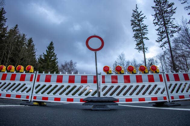 Sturmschäden im Taunus Die Landstraße L3004 ist an der Hegewiese unterhalb des Großen Feldbergs wegen zahlreicher umgestürzter Bäume gesperrt. Das Sturmtief Ylenia hatte im Taunus für einige Schäden gesorgt., Schmitten Hessen Deutschland