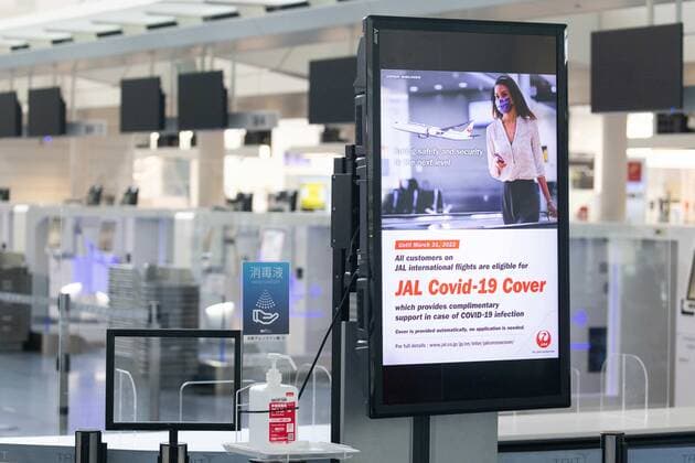 February 17, 2022, Tokyo, Japan: Japan Airlines (JAL) electronic sign board informs passengers about assistance in the case of a Covid-19 infection at Haneda Airport..Japan™s Prime Minister Fumio Kishida announced at his press.Conference on February 17th 2022 that Japan will ease entry.Restrictions for foreign students and business travelers as well as.shorten the quarantine period for all arrivals to three days. Tokyo Japan - ZUMAs197 20220217_zaa_s197_083 Copyright: xStanislavxKogikux