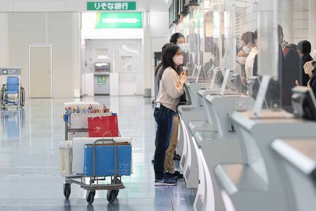 February 17, 2022, Tokyo, Japan: Passenger checks in at the check-in counter inside the International Terminal at Haneda Airport..Japan™s Prime Minister Fumio Kishida announced at his press.Conference on February 17th 2022 that Japan will ease entry.Restrictions for foreign students and business travelers as well as.shorten the quarantine period for all arrivals to three days. Tokyo Japan - ZUMAs197 20220217_zaa_s197_084 Copyright: xStanislavxKogikux