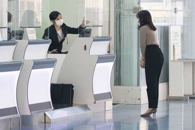 February 17, 2022, Tokyo, Japan: A passenger checks in at the Japanese Airlines check-in counter inside the International Terminal of Haneda Airport..Japan™s Prime Minister Fumio Kishida announced at his press.Conference on February 17th 2022 that Japan will ease entry.Restrictions for foreign students and business travelers as well as.shorten the quarantine period for all arrivals to three days. Tokyo Japan - ZUMAs197 20220217_zaa_s197_091 Copyright: xStanislavxKogikux