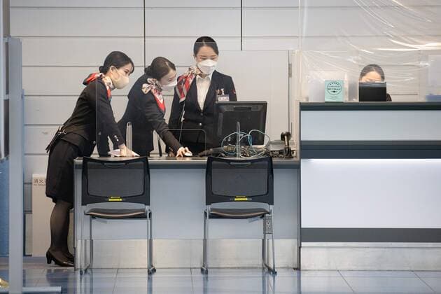 February 17, 2022, Tokyo, Japan: Japan Airlines (JAL) employees at the check-in area of the International Terminal of Haneda Airport..Japan™s Prime Minister Fumio Kishida announced at his press.Conference on February 17th 2022 that Japan will ease entry.Restrictions for foreign students and business travelers as well as.shorten the quarantine period for all arrivals to three days. Tokyo Japan - ZUMAs197 20220217_zaa_s197_093 Copyright: xStanislavxKogikux