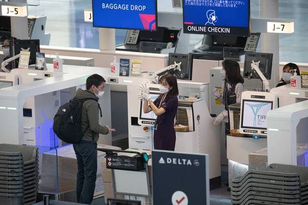 February 17, 2022, Tokyo, Japan: Delta Airlines employee checks in a passenger inside the International Terminal of Haneda Airport..Japan™s Prime Minister Fumio Kishida announced at his press.Conference on February 17th 2022 that Japan will ease entry.Restrictions for foreign students and business travelers as well as.shorten the quarantine period for all arrivals to three days. Tokyo Japan - ZUMAs197 20220217_zaa_s197_099 Copyright: xStanislavxKogikux