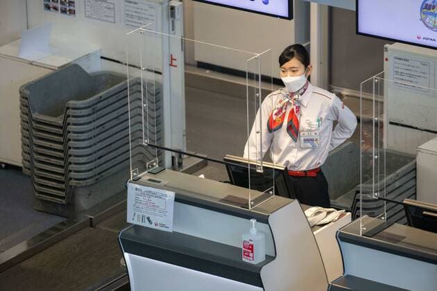 February 17, 2022, Tokyo, Japan: Japan Airlines (JAL) staff is waiting at the check-in counter of the International Terminal at Haneda Airport for passengers..Japan™s Prime Minister Fumio Kishida announced at his press.Conference on February 17th 2022 that Japan will ease entry.Restrictions for foreign students and business travelers as well as.shorten the quarantine period for all arrivals to three days. Tokyo Japan - ZUMAs197 20220217_zaa_s197_103 Copyright: xStanislavxKogikux