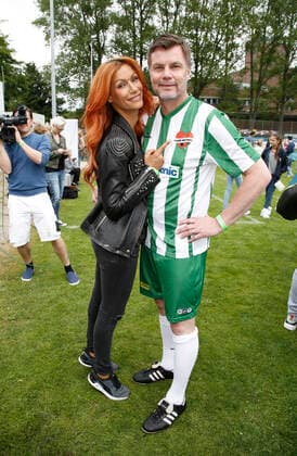 Yasmina Filali mit Ehemann Thomas Helmer Benefiz-Fußballspiel Kicken mit Herz am 14. Juni 2015 im Stadion Hoheluft in Hamburg *** Yasmina Filali with Husband Thomas Helmer Benefit Football match Kicking with Heart on 14 June 2015 at Stadium High air in Hamburg Copyright: xVISTAPRESS xLanaxYassi