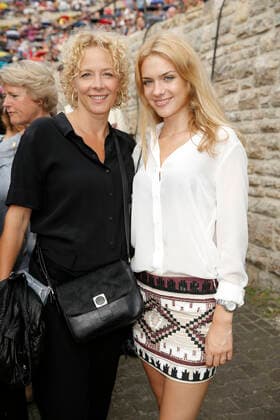 Katja Riemann mit Tochter Paula Riemann Das WaldbâˆöÂºhnenkonzert- Daniel Barenboim mit seinem West-Eastern Divan Orchestra am 15. August 2015 in der WaldbâˆöÂºhne in Berlin *** Katja Riemann with Subsidiary Paula Riemann the Forest stage concert Daniel Barenboim with his WEST Eastern Divan Orchestra on 15 August 2015 in the WaldbâˆöÂºhne in Berlin Copyright: xVISTAPRESSx xG.xChlebarov
