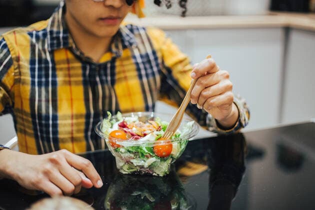 young afro eating salad in comfort of his home Roanne, Auvergne-Rhône-Alpes, France CR_TJHEAN220217-929145-01 ,model released, Symbolfoto