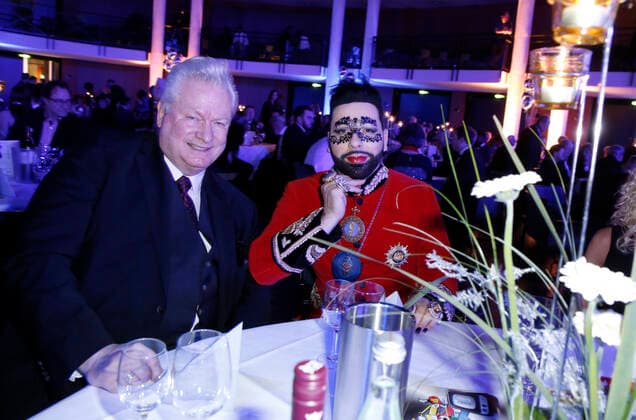 Harald Glööckler mit Dieter Schroth Exklusive Ritterschlag-Zeremonie HARALD GLÖÖCKLERS beim Frankenthaler Carnevals Verein 1820 e.V. Ritter von der Hobelbank - Die Galanacht des Frankenthaler Carneval Verein am 16. Januar 2016 im CongressForum Frankenthal bei Mannheim *** Harald Glööckler with Dieter Schroth exclusive Knighthood Ceremony Harald Glööcklers at Frankenthaler Carnivals Association 1820 e V Ritter from the Hobelbank the Gala night of Frankenthaler Carnival Association on 16 January 2016 at CongressForum Frankenthal at Mannheim Copyright: xVISTAPRESSx xLanaxYassi