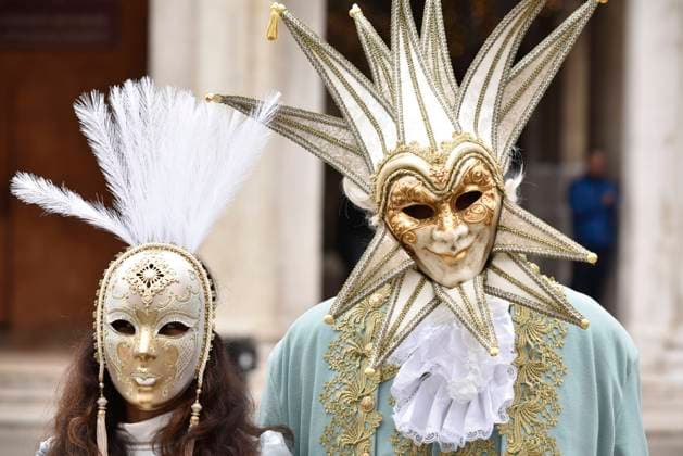 News Bilder des Tages February 17, 2022, Venice, Lombardy, Italy: A couple of tourists wearing masks and a period costume pose for photos near St Mark s Square during the Venice Carnival 2022. Venice Italy - ZUMAs232 20220217_zip_s232_003 Copyright: xErvinxShulkux