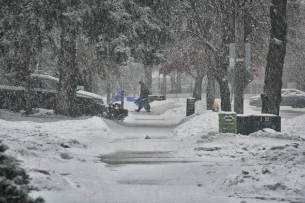 Winter Storm Hits Toronto Heavy snowfall as a Winter storm hit Toronto, Ontario, Canada, on February 17, 2022. The storm started with freeing rain and ice pellets and then transitioned to heavy snowfall with total amounts of 15 to 20 cm of snow expected across the Greater Toronto Area this evening through Friday morning. Toronto Canada  Copyright: xCreativexTouchxImagingxLtdx originalFilename: friedman-winterst220217_npOnk.jpg