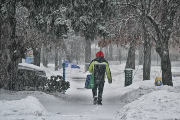 Winter Storm Hits Toronto Man walking during heavy snowfall as a Winter storm hit Toronto, Ontario, Canada, on February 17, 2022. The storm started with freeing rain and ice pellets and then transitioned to heavy snowfall with total amounts of 15 to 20 cm of snow expected across the Greater Toronto Area this evening through Friday morning. Toronto Canada  Copyright: xCreativexTouchxImagingxLtdx originalFilename: friedman-winterst220217_np1C4.jpg