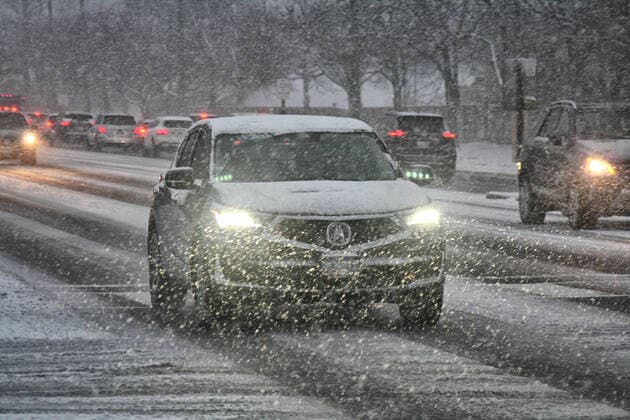 Winter Storm Hits Toronto Vehicles navigate slippery roads during heavy snowfall as a Winter storm hit Toronto, Ontario, Canada, on February 17, 2022. The storm started with freeing rain and ice pellets and then transitioned to heavy snowfall with total amounts of 15 to 20 cm of snow expected across the Greater Toronto Area this evening through Friday morning. Toronto Canada  Copyright: xCreativexTouchxImagingxLtdx originalFilename: friedman-winterst220217_npjj4.jpg