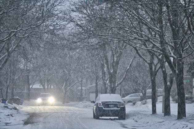Winter Storm Hits Toronto Vehicles navigate slippery roads during heavy snowfall as a Winter storm hit Toronto, Ontario, Canada, on February 17, 2022. The storm started with freeing rain and ice pellets and then transitioned to heavy snowfall with total amounts of 15 to 20 cm of snow expected across the Greater Toronto Area this evening through Friday morning. Toronto Canada  Copyright: xCreativexTouchxImagingxLtdx originalFilename: friedman-winterst220217_np3Wu.jpg