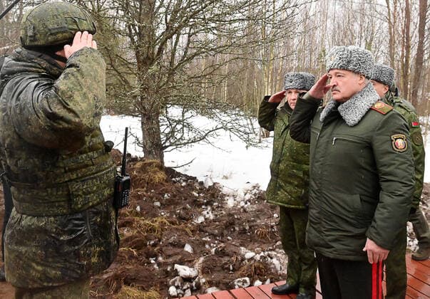 News Bilder des Tages MOGILEV REGION, BELARUS - FEBRUARY 17, 2022: Belarus President Alexander Lukashenko (R) visits the Union Resolve 2022 military exercises jointly held by the Belarusian and Russian armed forces at the Osipovichsky training range. Andrei Stasevich BelTA TASS  TS123F92