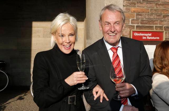 Jörg Wontorra mit Freundin Susanne Bausch Standesamtliche Hochzeit von Laura Wontorra und Simon Zoller am 12. November 2016 im Historischen Rathaus in Köln *** Jörg Wontorra with Girlfriend Susanne Bausch civil Wedding from Laura Wontorra and Simon Zoller on 12 November 2016 at Historical City Hall in Cologne Copyright: x