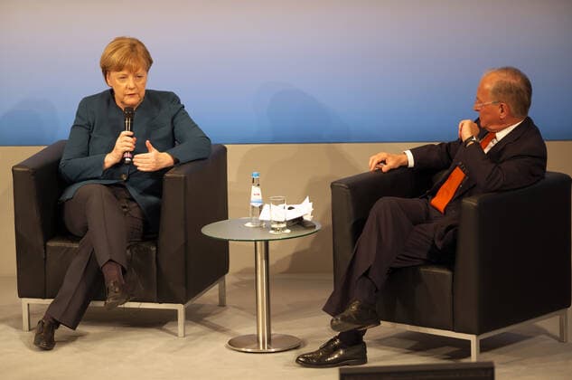 Bundeskanzlerin Dr. Angela Merkel im Gespräch mit dem Chef der Münchner Sicherheitskonferenz, Wolfgang Ischinger. 53. Münchner Sicherheitskonferenz im Hotel Bayerischer Hof in München. München Bayern Deutschland