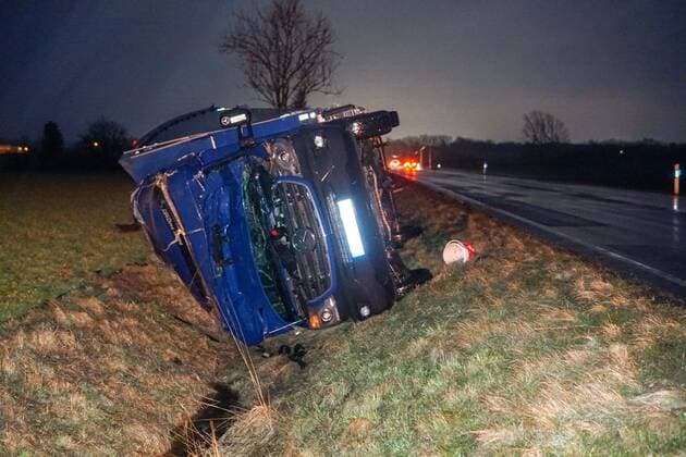 Kodersdorf - Windböe: Transporter wird in Straßengraben geweht 17.02.2022 gegen 5:30 Uhr Kodersdorf, B115 Fotograf: LausitzNews Niclas Bittrich Auf der B115 zwischen Kodersdorf und Niesky wurde Wind und Regen dem Fahrer eines Transporters gegen 5:30 Uhr zum Verhängnis. Der Transporter kam von der Straße ab und landete im Graben. Der Fahrer konnte sich aus eigener Kraft befreien und blieb unverletzt. Die Polizei hat die Ermittlungen aufgenommen, die Bergung wird sich bis in die Vormittagsstunden ziehen. Kodersdorf Sachsen Deutschland Copyright: xLausitzNews.de NiclasxBittrichx