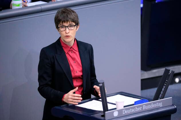 Anna Lührmann in der 18. Sitzung des Deutschen Bundestages im Reichstagsgebäude. Berlin, 18.02.2022 Foto:xS.xGabschx xFuturexImage