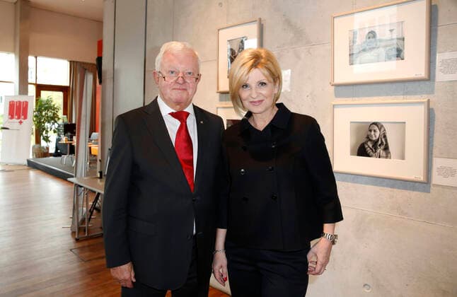DRK-Präsident Dr. Rudolf Seiters und Carmen Nebel DRK-Medienpreis am 8. Mai 2017 in der Vertretung des Landes Bremen beim Bund in Berlin *** GERMAN RED CROSS President Dr Rudolf Seiters and Carmen Fog GERMAN RED CROSS Media Award on 8 May 2017 in the Agency of Country Bremen at Federation in Berlin Copyright: xVISTAPRESSx xLanaxYassi