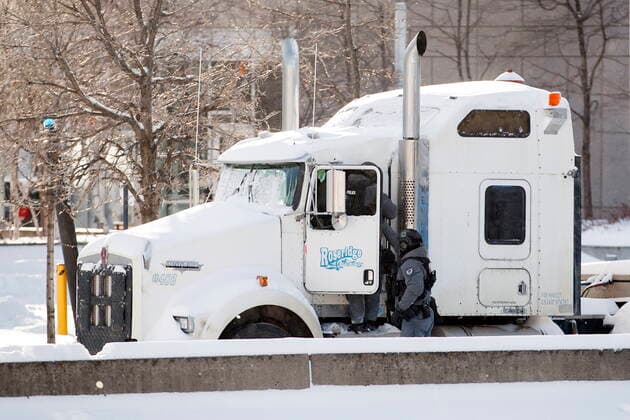News Bilder des Tages Kanada, Protest gegen Corona-Maßnahmen in Ottawa - Polizei beginnt mit Räumung von LKW-Blockade February 18, 2022, OTTAWA, ON, CANADA: Police officers enter a blockade protest truck parked in downtown Ottawa, Friday, Feb. 18, 2022. OTTAWA CANADA  - ZUMAc35_ 20220218_zaf_c35_074 Copyright: xColexBurstonx