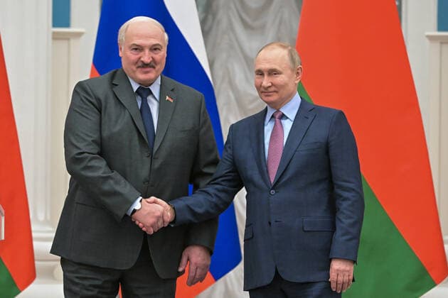 Russland, Wladimir Putin empfÃ¤ngt Alexander Lukaschenko in Moskau MOSCOW, RUSSIA â€“ FEBRUARY 18, 2022: Belarus President Alexander Lukashenko (L) and Russia s President Vladimir Putin give a joint news conference following their talks at the Moscow Kremlin. Sergei Guneyev POOL TASS  TS124275