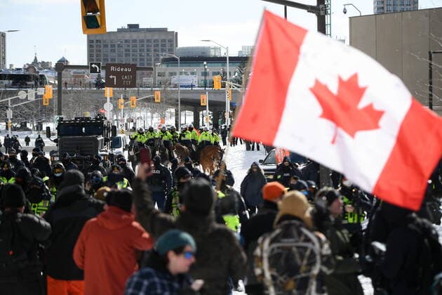 Kanada, Protest gegen Corona-Maßnahmen in Ottawa - Polizei beginnt mit Räumung von LKW-Blockade February 18, 2022, Ottawa, ON, CAN: Protesters face police officers on foot and horseback and an armoured vehicle on Colonel By Drive near the truck blockade in Ottawa, on Friday, Feb. 18, 2022. Ottawa CAN  - ZUMAc35_ 20220218_zaf_c35_116 Copyright: xJustinxTangx
