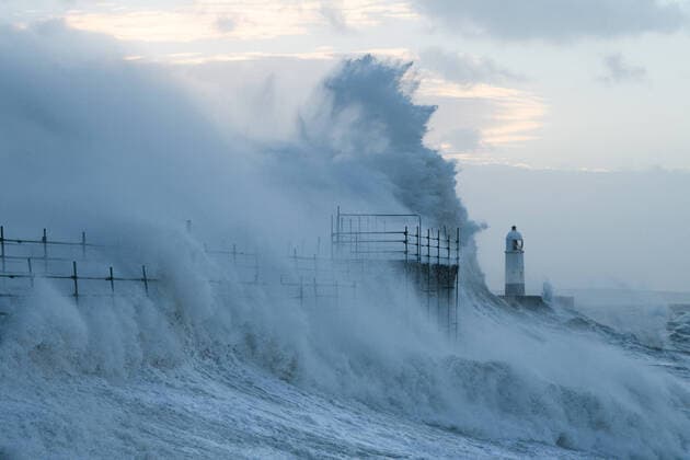 Bilder des Jahres 2022, News 02 Februar News Themen der Woche KW07 News Bilder des Tages UK weather: Large waves crash over the sea defences this morning, as Storm Eunice arrives. Where: Porthcawl, South Wales, United Kingdom When: 18 Feb 2022 Credit: Andrew Bartlett Cover Images Copyright: xx 51181143 EDITORIAL USE ONLY. NOT FOR USE BY NEWSPAPERS BASED IN THE UK.